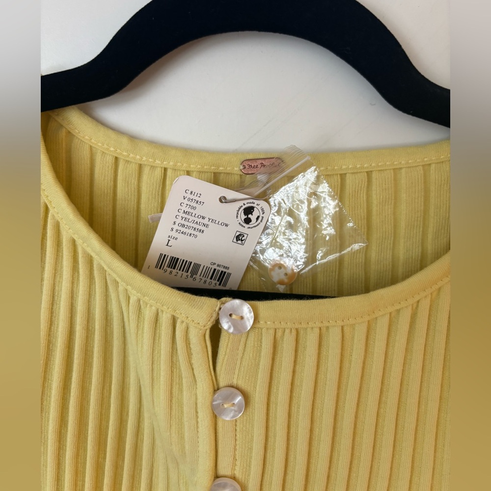 Sleeveless Ribbed Button-Front Top in Pale Yellow - Picture 4 of 5